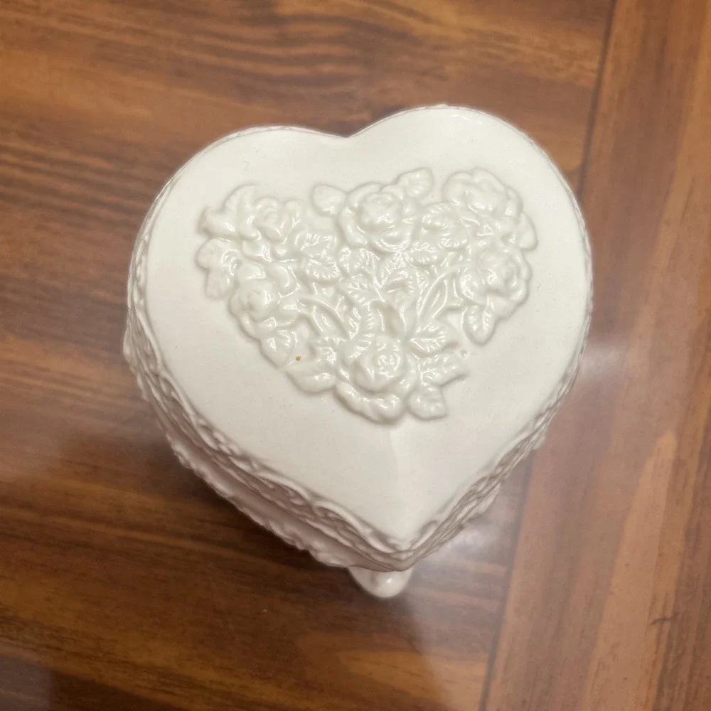 Ivory Porcelain Heart Flower Trinket‎ Box Gold Trim Unmarked
